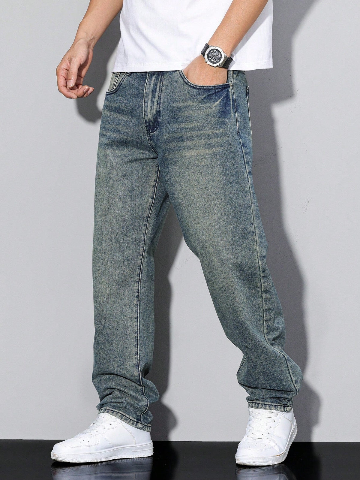 Men's Casual Straight-Leg Jeans in Light Grey